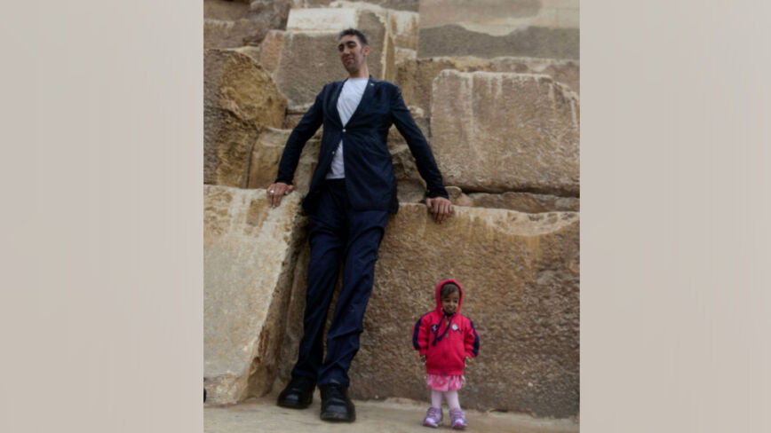世界最高男与最矮女子加州重聚 拍下逗趣照片