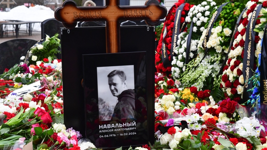 俄反對派領袖納瓦尼下葬 逾千人送行喊自由