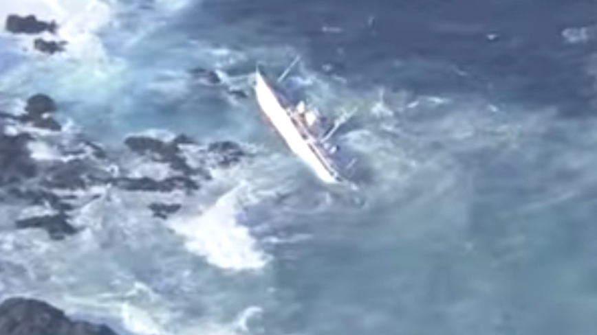 日本渔船引擎故障 伊豆群岛触礁24获救1死亡