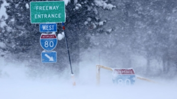 加州内华达山脉暴风雪 公路封闭雪崩风险高(组图)