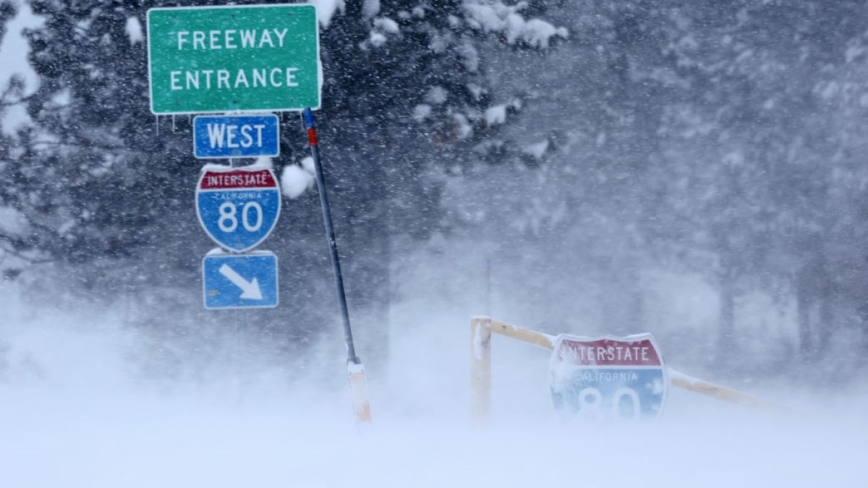 加州內華達山脈暴風雪 公路封閉雪崩風險高(組圖)