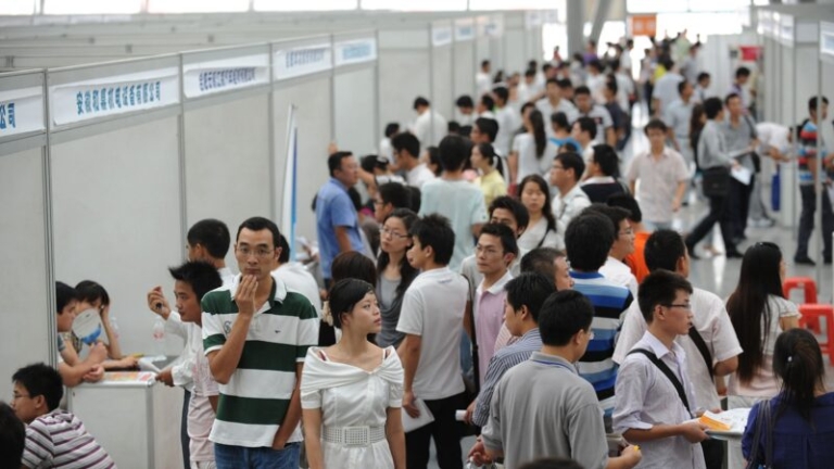 中共專家建議騰出所有崗位給大學生 引發爭議