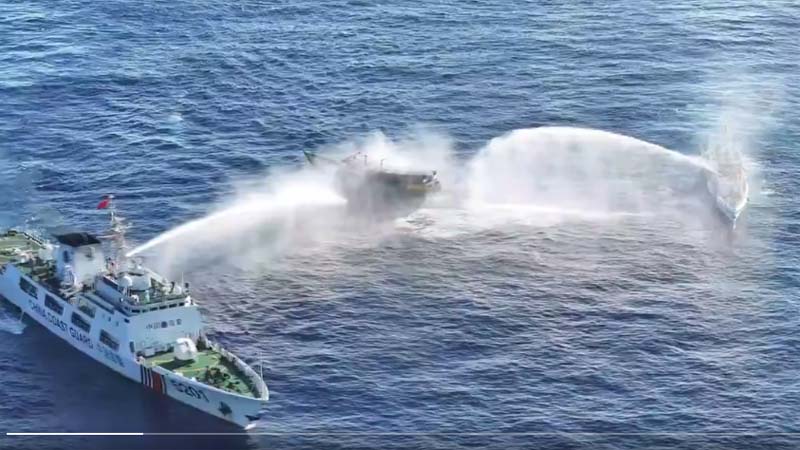 菲律宾发视频 控中共海警船冲撞菲船 射水炮伤人