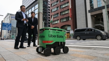 Uber Eats送餐机器人上路 日本外送员恐失业