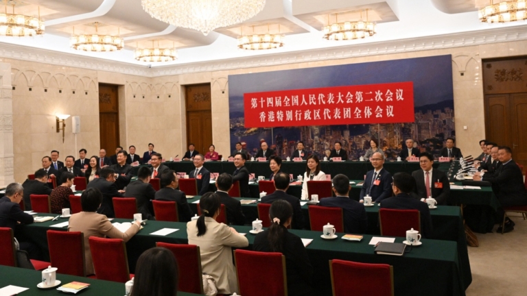 兩會消息：香港議員被急召回港 涉強推二十三條 