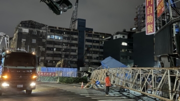 天坑吞車 台南建案旁救援吊車重摔驚險畫面曝光