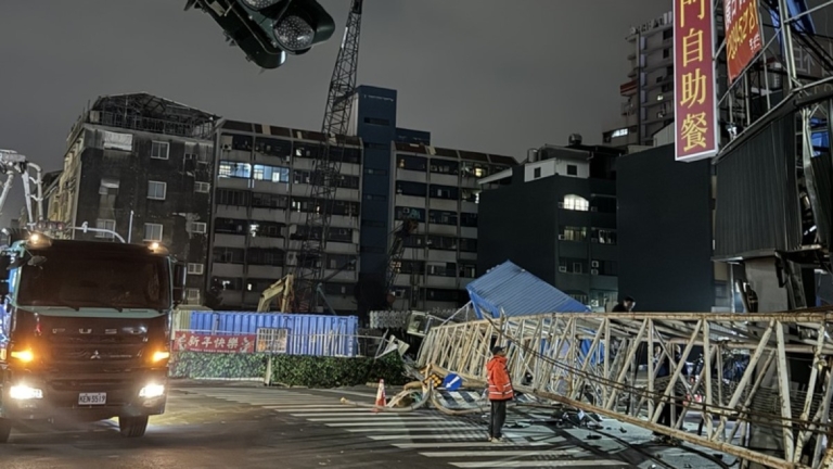 天坑吞車 台南建案旁救援吊車重摔驚險畫面曝光