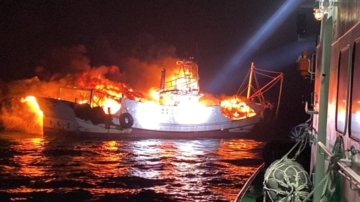 暗夜火燒船5人跳海逃生 澎湖海巡即時救援