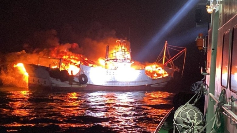暗夜火燒船5人跳海逃生 澎湖海巡即時救援