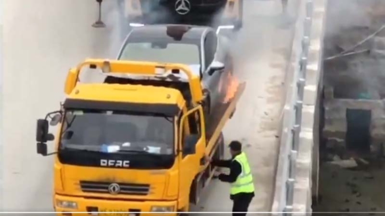 【網絡視頻】小鵬電車摔下橋 費力吊上來卻自燃了