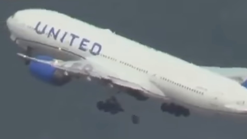 驚險！聯航客機高空中輪胎脫落 彈到機場停車場(視頻)