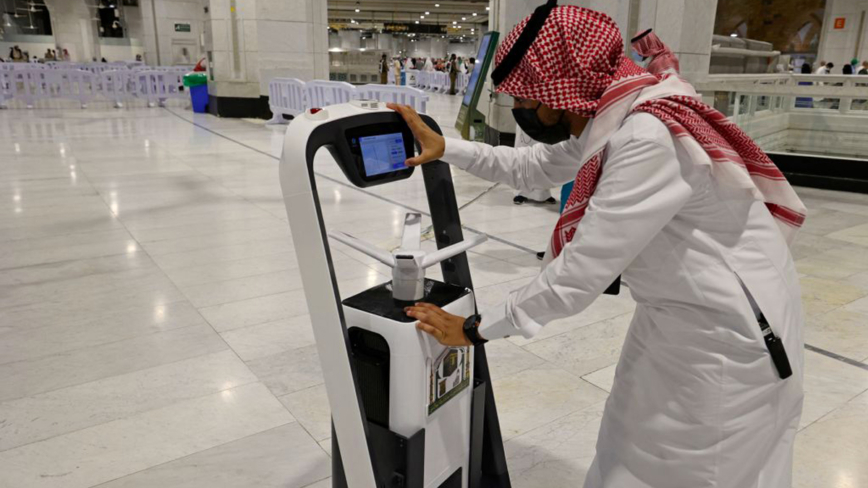 沙特首個男機器人亮相 「非禮」女記者惹議