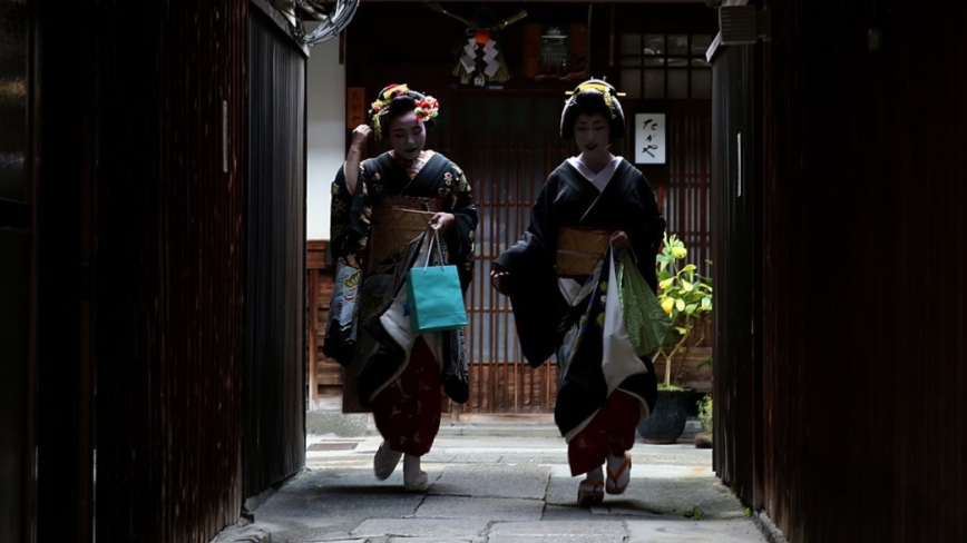 京都艺妓屡遭旅人狗仔式骚扰 祇园小巷将禁游客进入