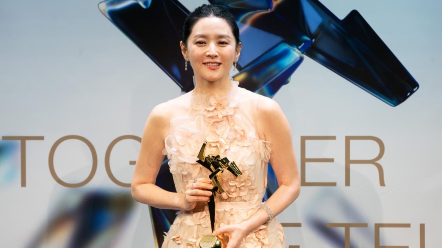 李英愛榮膺電影大獎 盛裝出席獲讚「氣質天花板」