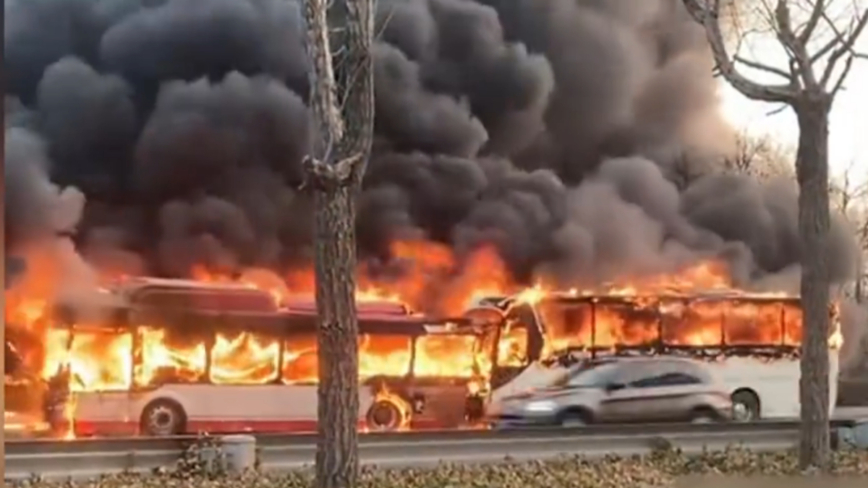 天津大巴追尾公交車 兩車燒成空架（視頻）