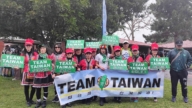 风雨中挺台入世卫 台湾队燕子节游行压轴登场