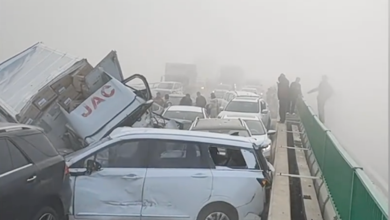 山東高速十幾輛車連環追尾 司機喊救命（視頻）