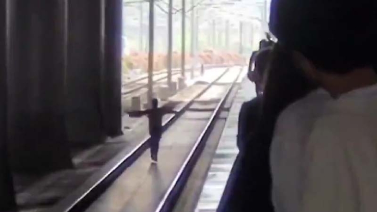 杭州站男子跳軌後狂奔 被撞成重傷（視頻）