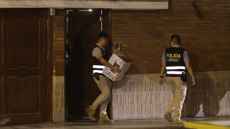 秘魯警方強闖總統住宅 搜查貪腐物證