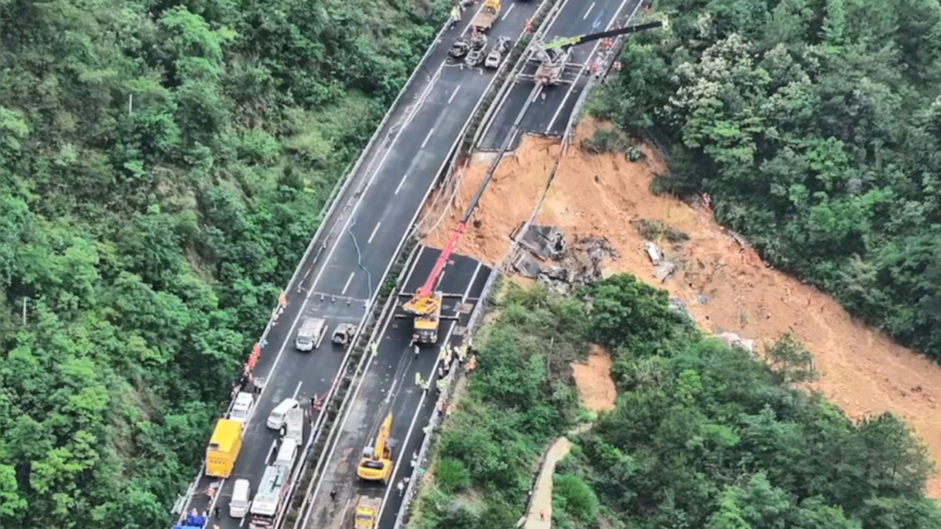 廣東梅大高速公路塌陷 18輛車墜落