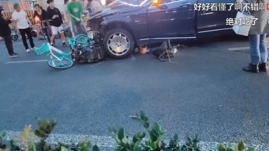 四川军区门口车辆冲入非机动车道 传多人死伤（视频）
