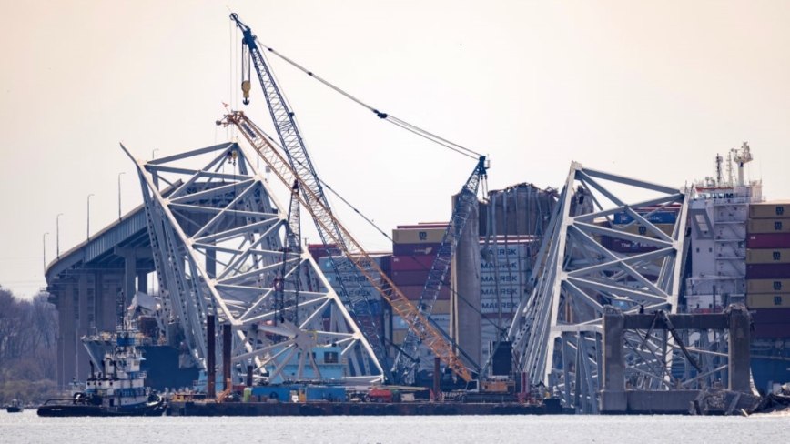 清理巴尔的摩大桥残骸 吊起首块200吨重钢筋结构
