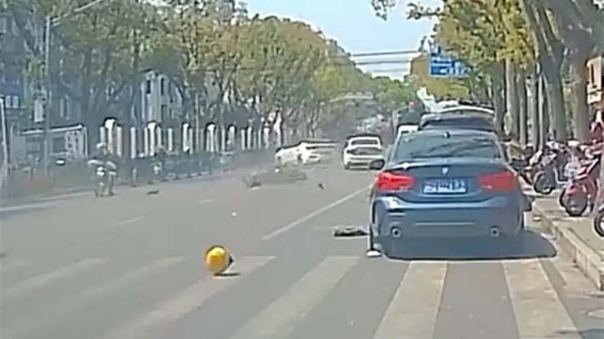 上海轿车连撞两人 追尾前车后继续狂奔（视频）