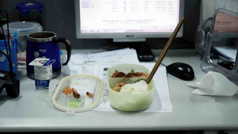 【中國一分鐘】白領帶飯 大樓免租 曝光上海10大怪象遭封號