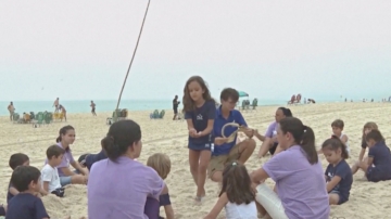 清理海灘父女兵 巴西7歲童屢獲殊榮成教師