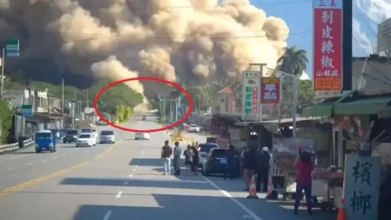 花蓮強震驚險一幕 小車從山崩煙塵中衝出（視頻）
