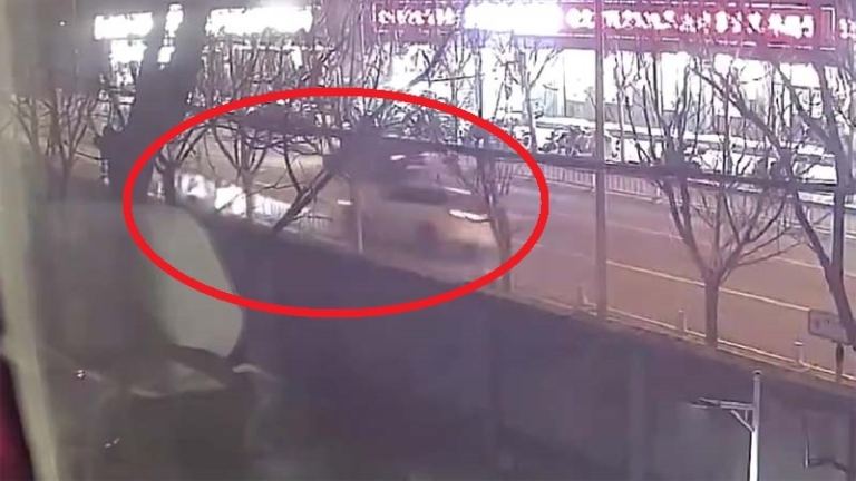 傳北京汽車逆行衝到對面車道 碾壓2電車（視頻）