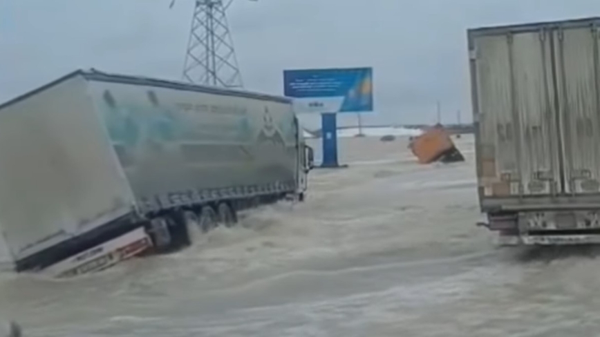 融冰导致洪水冲破土堤坝 俄罗斯中部山城数千人急撤