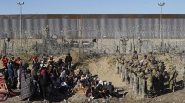 法官释放冲击德州边境围栏被捕的非法移民
