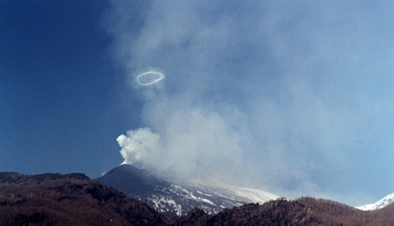 歐洲最大活火山狂「吐煙圈」 絕妙奇景超壯觀