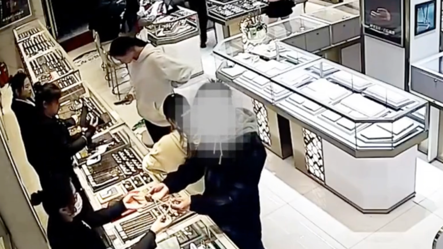 中国男金店试戴项链拔腿就跑：想干票大的（视频）