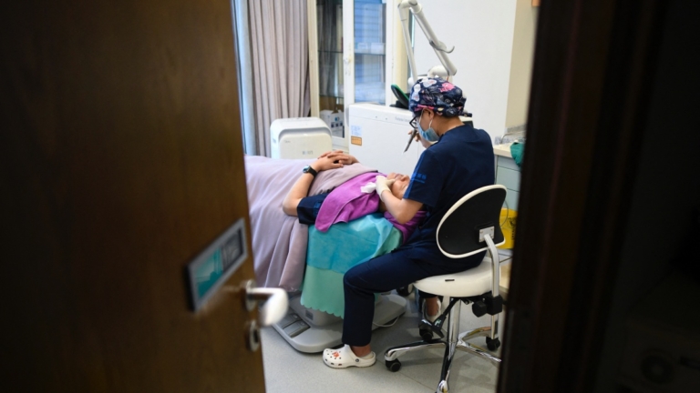 北京女花50多萬豐胸 檢測出駱駝、蝙蝠、黑猩猩成分
