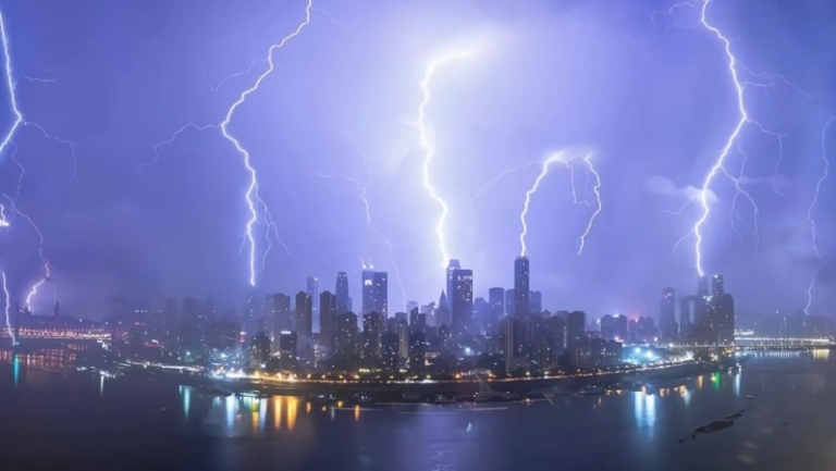 重慶狂風暴雨 屋頂掀翻 大樹連根拔起（視頻）
