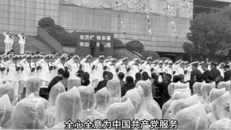 不裝了？傳中共軍人誓詞「為人民服務」改「為黨」