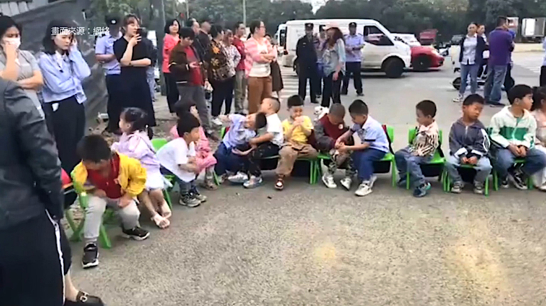對抗政府強拆 成都幼兒園娃娃堵路维權
