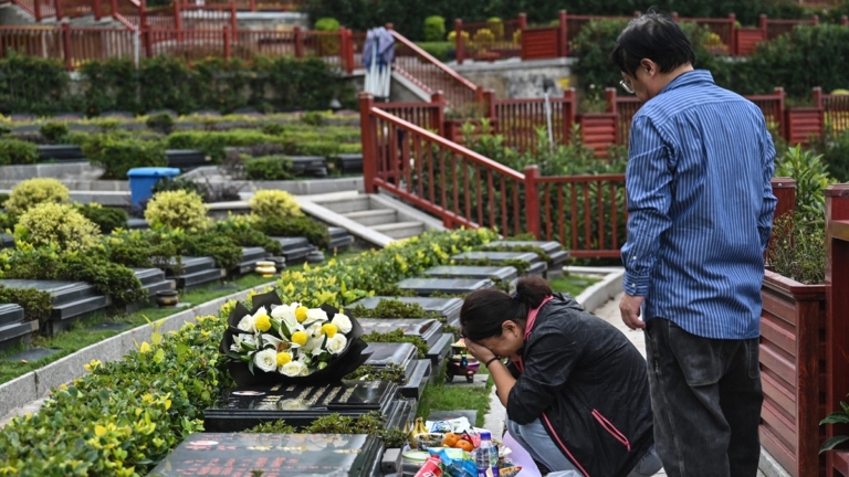 【禁聞】記者直擊：大陸農村白事多 黨員粉紅扎堆死