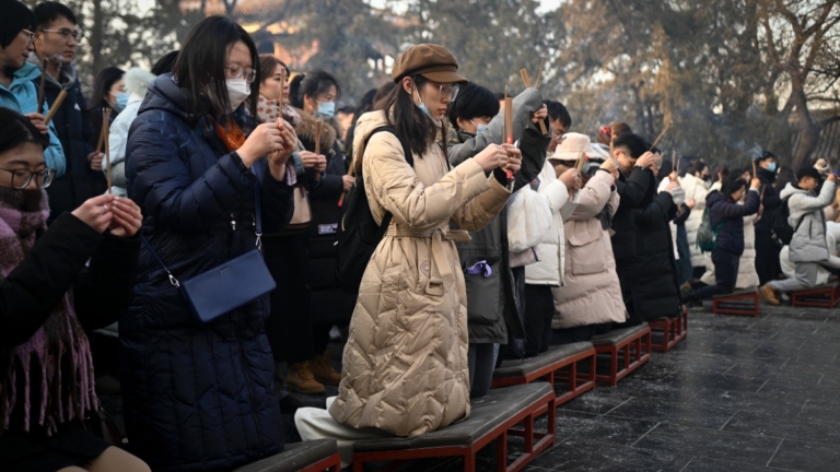 中國工作難找 年輕人湧向寺廟求職