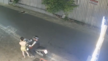 中国女游客在泰国街头被劫 惊险视频曝光