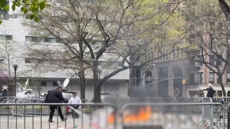 川普紐約庭審 一男子門外自焚 情況危殆