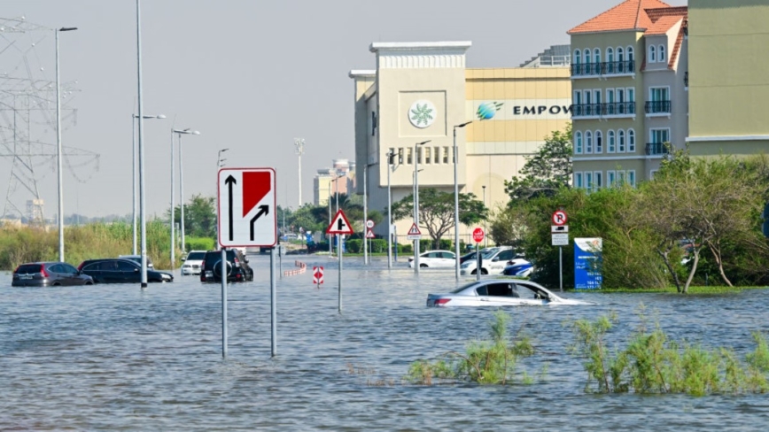 阿聯遭逢罕見暴雨 機場淹水交通陷混亂