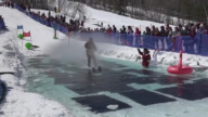 古怪逗趣 美国滑雪胜地举办“池塘滑水”