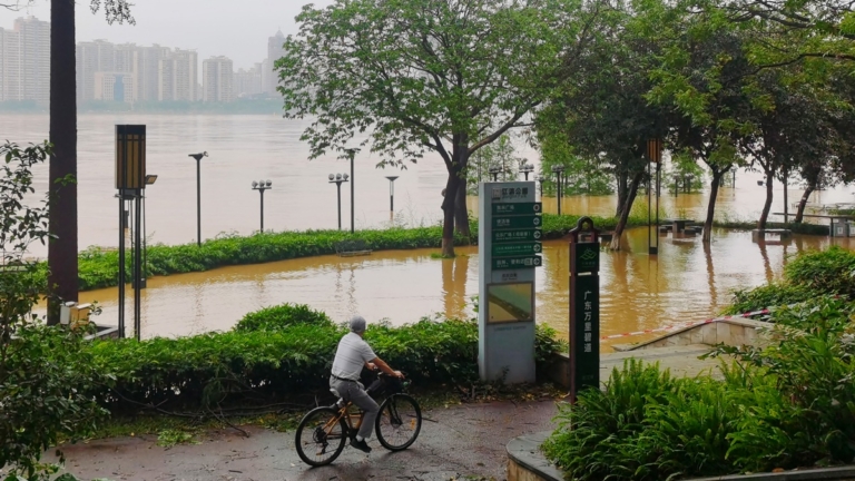 廣東多地暴雨一片汪洋 民自行撤離