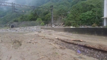 花莲下大雨土石崩落 公路受阻 北回铁路双向不通