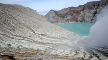 中國女遊客印尼火山拍照墜崖亡 丈夫目睹全程