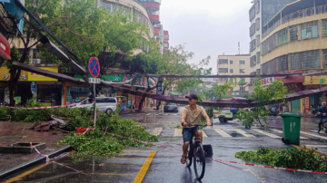 广东洪灾 桥梁垮塌 汽车被冲走