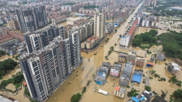 【中国一分钟】广东多地暴雨成灾 民质疑：为保下游广州而泄洪？